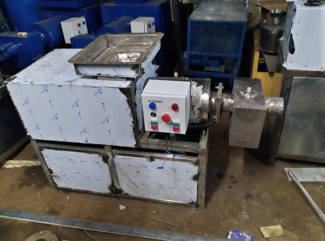 BAR SOAP MAKING MACHINE (SOAP PLODDER MACHINE)